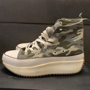 Madden Girl Winnona Sneakers. Size 8